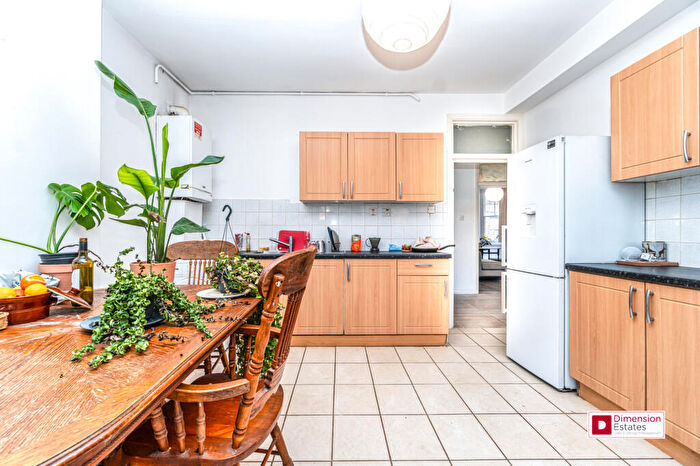 2 Bedroom Flat To Rent In Clapton Square, Lower Clapton, Hackney, London, E5