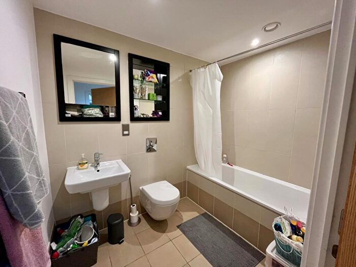 2 Bedroom Apartment To Rent In Mackenzie House, Leeds Dock, City Centre, LS10