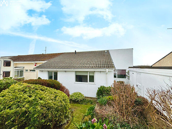 3 Bedroom Semi-Detached Bungalow For Sale In Newlands Park Estate, Valley, LL65