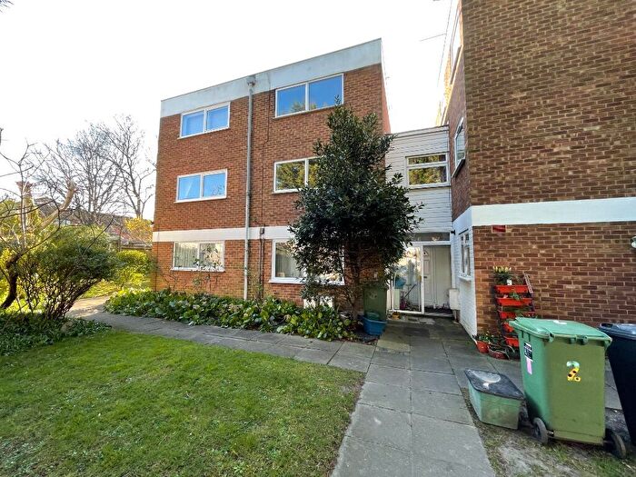 2 Bedroom Flat To Rent In East Street, Epsom, KT17