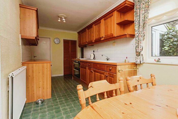 3 Bedroom Semi-Detached House For Sale In Woodford Avenue, Birmingham, B36