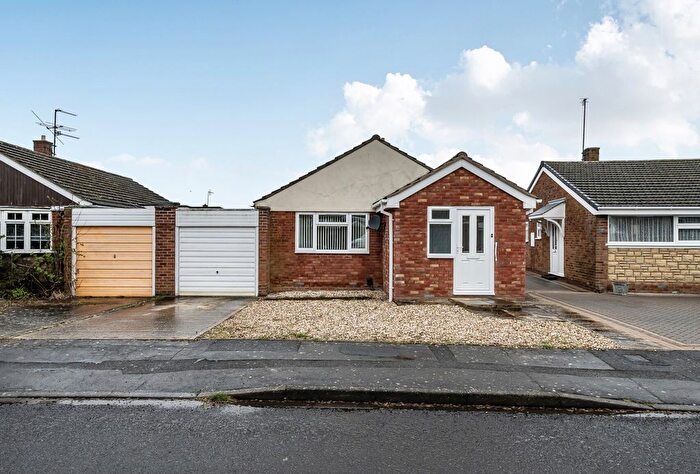 2 Bedroom Bungalow For Sale In Crown Drive, Bishops Cleeve, Cheltenham, Gloucestershire, GL52