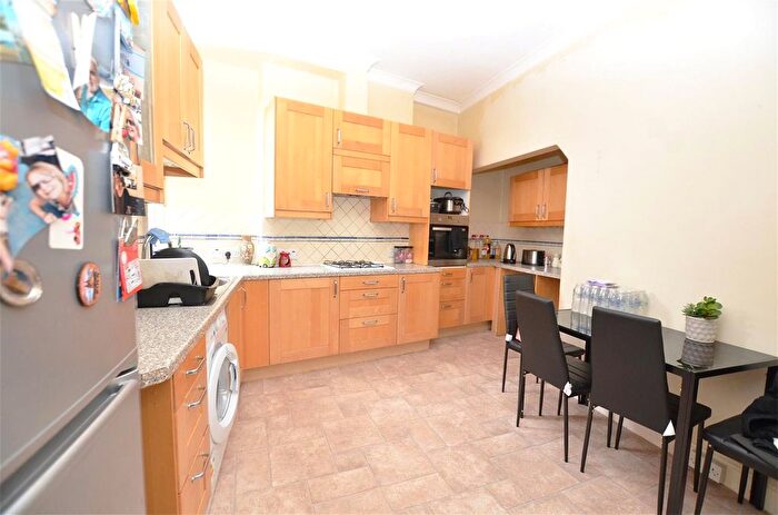 2 Bedroom Flat To Rent In Broad Street, Teddington, TW11