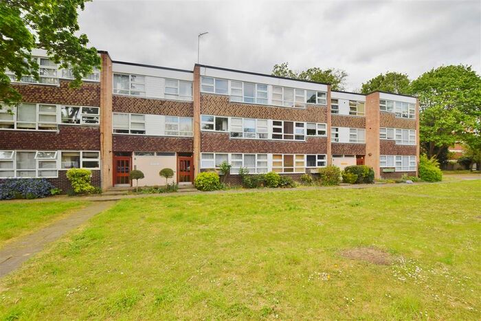 2 Bedroom Flat To Rent In Bucklands Road, Teddington, TW11