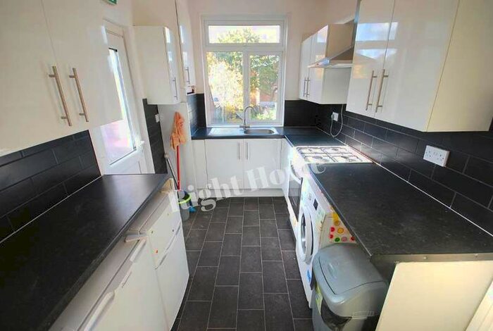 4 Bedroom Flat To Rent In High Road, Harrow, Middlesex, HA3