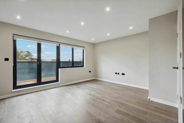 2 Bedroom Flat To Rent In Arcadia Avenue, Finchley, N3