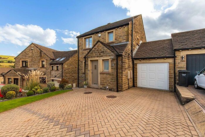 4 Bedroom Link Detached House For Sale In Stones Drive, Ripponden, HX6
