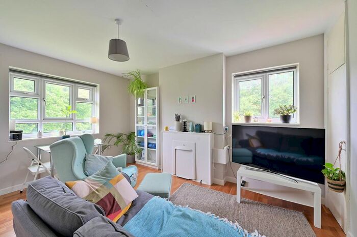 2 Bedroom Flat To Rent In Horne Way, West Putney, London, SW15