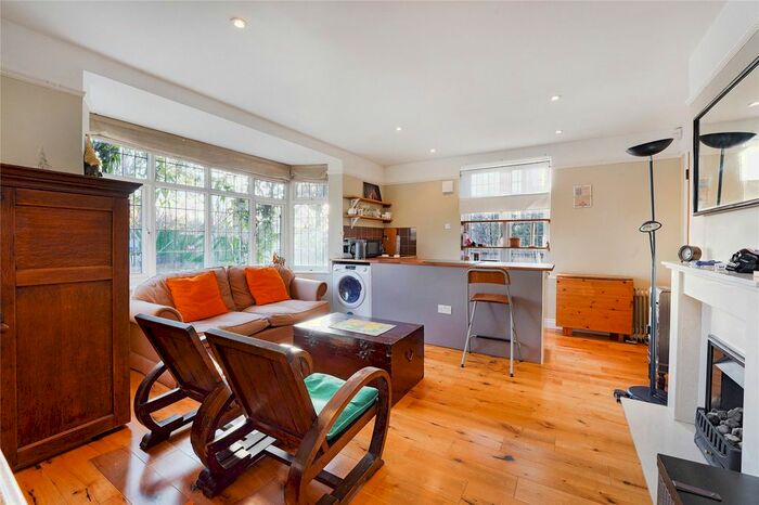 1 Bedroom Flat To Rent In Ellerton Road, Earlsfield, SW18