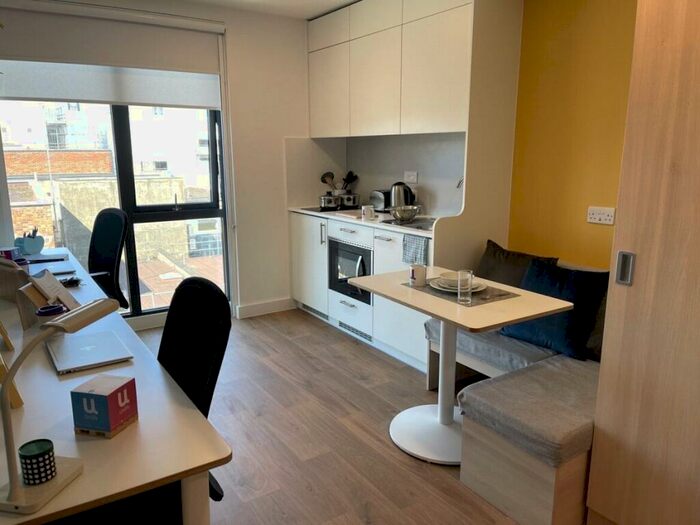 Flat To Rent In High Street, Southampton, Hampshire, SO14