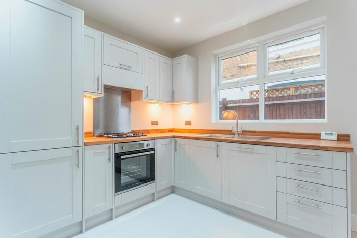 2 Bedroom Flat To Rent In University Road, London, SW19