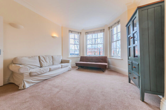 2 Bedroom Apartment To Rent In Mapesbury Court, - Shoot Up Hill, Kilburn, London, NW2