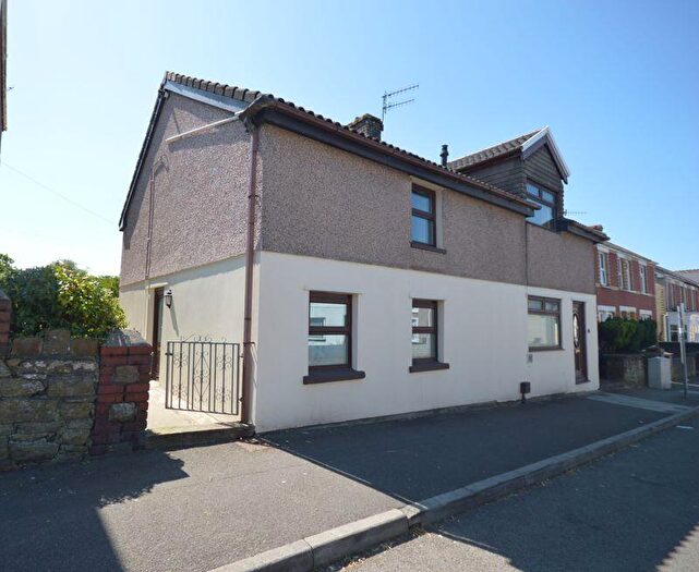 2 Bedroom Cottage To Rent In Commercial Street, Bridgend, CF33