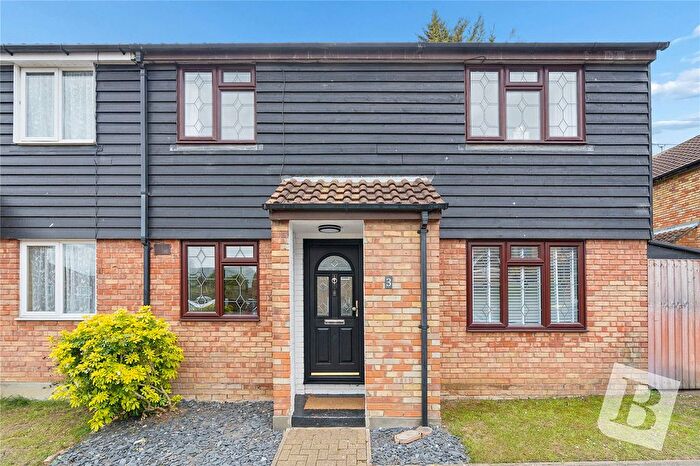 3 Bedroom Semi Detached House For Sale In Clavering Court, Rayleigh, Essex, SS6