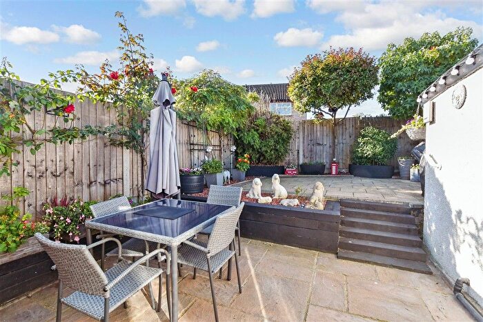 3 Bedroom Semi-Detached House For Sale In Townsend Road, Snodland, Kent, ME6