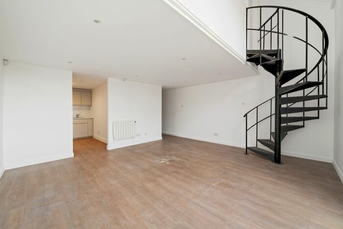 2 Bedroom Flat To Rent In Snakes Lane East, Woodford Green, IG8