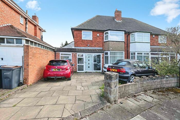 3 Bedroom Semi Detached House For Sale In Collingbourne Avenue, Birmingham, B36