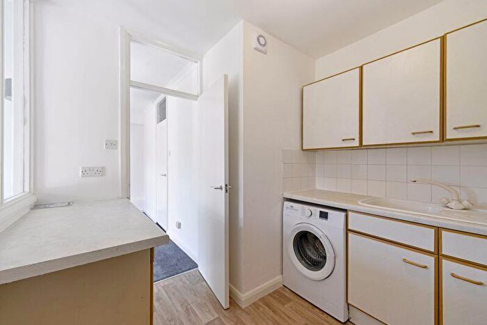 1 Bedroom Flat For Sale In Hesketh Close, Cranleigh, GU6