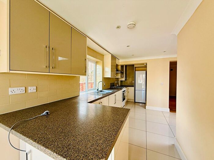4 Bedroom Semi-Detached House To Rent In Cres Road, London, NW2