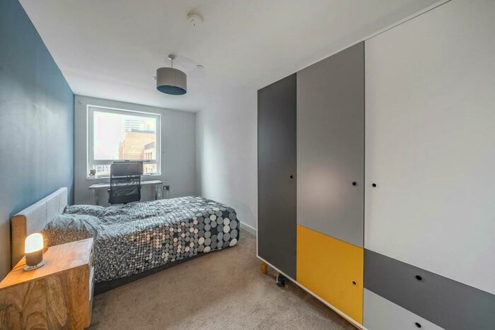 2 Bedroom Flat For Sale In Heygate Street, Elephant And Castle, London, SE17