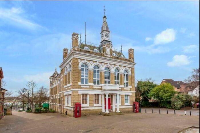 2 Bedroom Flat To Rent In Market Square, Staines-Upon-Thames, TW18