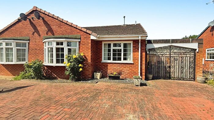 2 Bedroom Semi-Detached Bungalow For Sale In Dovehouse Drive, Wellesbourne, Warwick, CV35