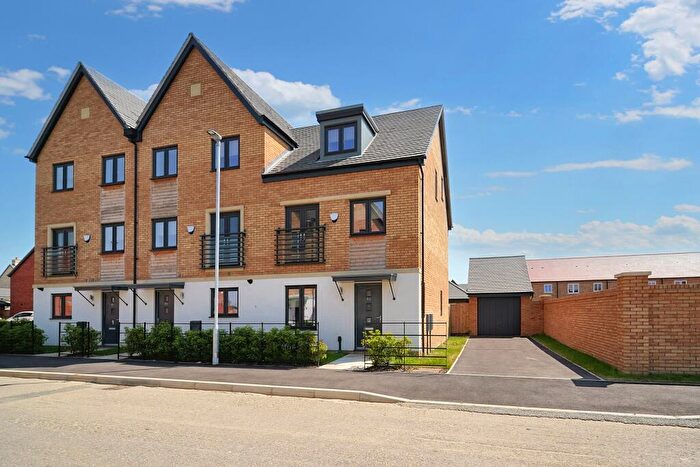 3 Bedroom House To Rent In Chapel Grove, Upton, NN5