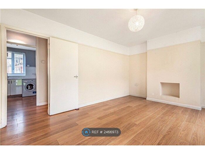 2 Bedroom Flat To Rent In Waldegrave House, Putney, SW15