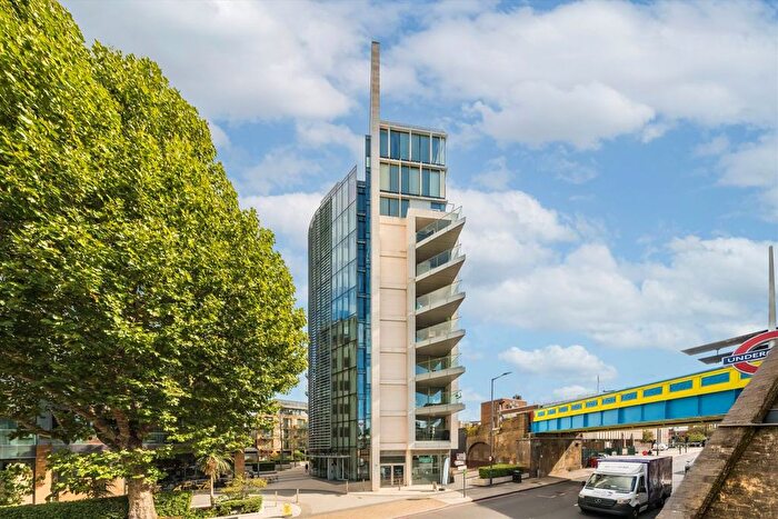 2 Bedroom Flat To Rent In Plaza Gardens, Putney, SW15