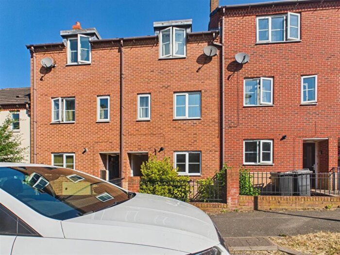 3 Bedroom Town House For Sale In Spruce Road, Nuneaton * Vacant With No Upward Chain *, CV10