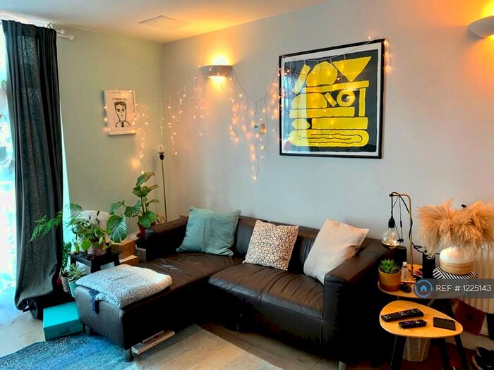 1 Bedroom Flat To Rent In Vanguard House, London, E8