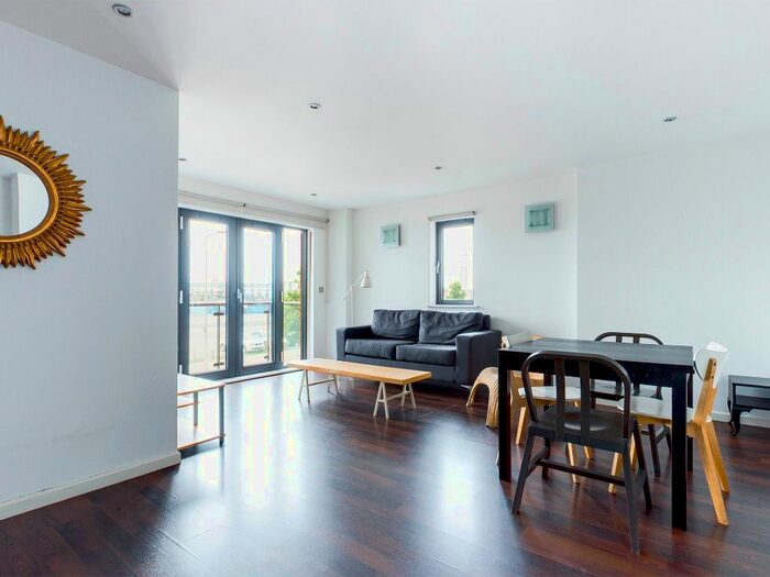 2 Bedroom Flat To Rent In South Quay, Marina, Swansea, SA1