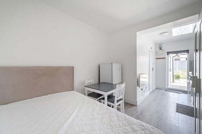 Studio To Rent In Gainsborough Gardens, Edgware, HA8