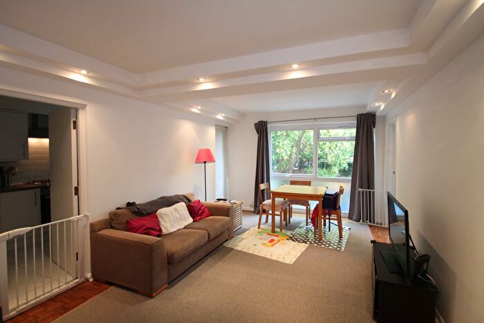 2 Bedroom Flat To Rent In Moliner Court, Beckenham, BR3