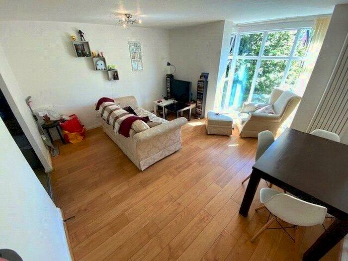 2 Bedroom Apartment To Rent In Linen Court, Trinity Riverside, Salford, M3