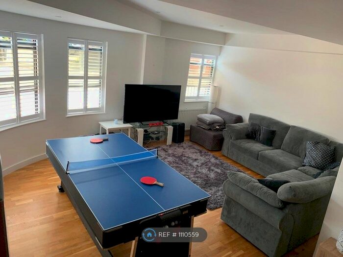 2 Bedroom Flat To Rent In Whyteleafe Hill, Whyteleafe, CR3