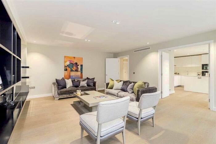 2 Bedroom Flat To Rent In Thayer Street, London, W1U