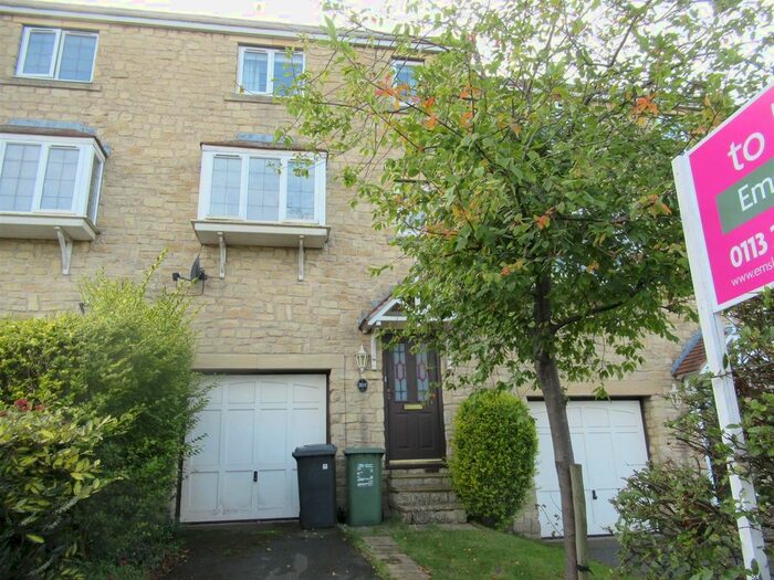 3 Bedroom Town House To Rent In Great North Road, Micklefield, Leeds, LS25