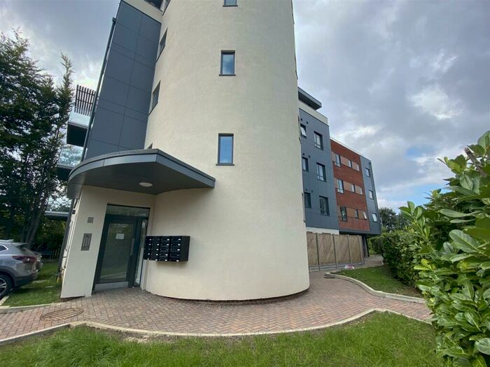 2 Bedroom Apartment To Rent In Great North Road, Hatfield, AL9