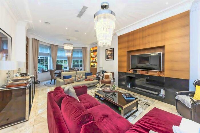 5 Bedroom Apartment To Rent In York Terrace West, NW1