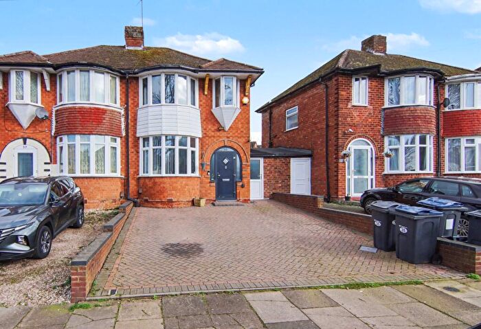 3 Bedroom Semi Detached House For Sale In Duncroft Road, Birmingham, B26