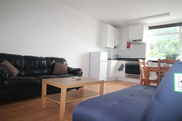 3 Bedroom Flat To Rent In Flat, Woodsley Road, LS2