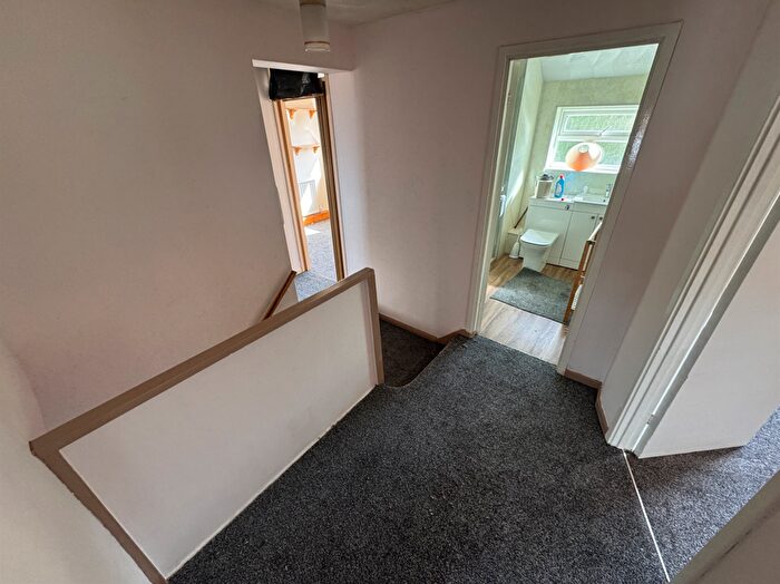 5 Bedroom Semi Detached House To Rent In Bradley Road, Luton, LU4