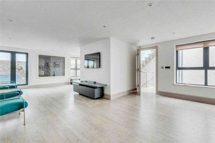 3 Bedroom Mews To Rent In Whittlebury Mews East, London, NW1