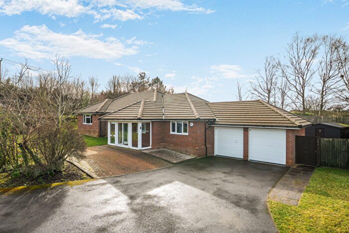 4 Bedroom Bungalow For Sale In Highfields, Overton, RG25
