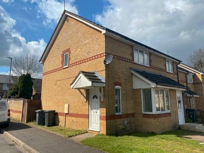 3 Bedroom Semi-Detached House To Rent In Larkspur Gardens, Luton, Bedfordshire, LU4