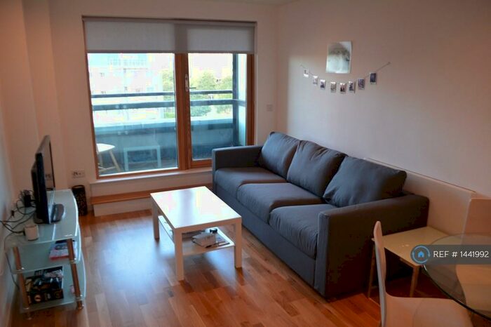 2 Bedroom Flat To Rent In The Gateway North, Leeds, LS9