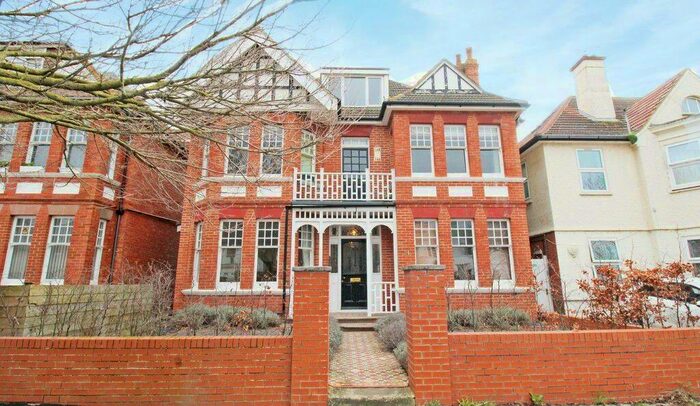 1 Bedroom Flat To Rent In Vallance Gardens, Hove, East Sussex, BN3