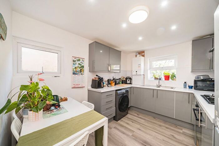 2 Bedroom Flat To Rent In Garratt Lane, Tooting, SW17
