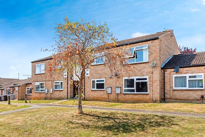 2 Bedroom Flat For Sale In Highfield Crescent, Kettering, NN15